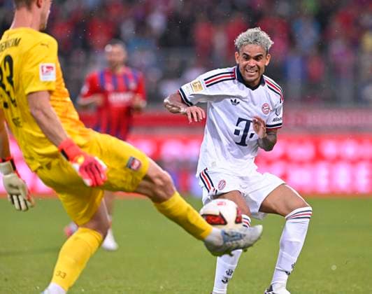 18.08.2026, Fussball Bundesliga 2026 2027, Testspiel, 1.FC Heidenheim - FC Bayern München, in der Voith-Arena Heidenheim, v.l. Torwart Thomas Dähne (1. FC Heidenheim 1846) gegen Luis Diaz (FC Bayern München) *** August 18, 2026, 2026–2027 Bundesliga, Friendly Match, 1. FC Heidenheim vs. FC Bayern Munich, at the Voith Arena in Heidenheim; from left: Goalie Thomas Dähne of 1. FC Heidenheim 1846 vs. Luis Díaz of FC Bayern Munich