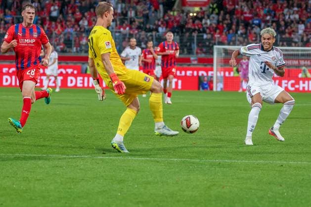 Thomas Daehne 33 (1FC Heidenheim 1846) vor Luis Diaz 14 (FC Bayern Muenchen) am Ball, mit Adam Koelle 28 (1FC Heidenheim 1846), 1. FC Heidenheim 1846 vs. FC Bayern Muenchen, Fussball, Maenner, Bundesliga, Freundschaftsspiel, Friendly Match, Saison 2026 2027, 18.08.2026 DFB regulations prohibit any use of photographs as image sequences and or quasi-video Heidenheim Baden-Wuerttemberg Deutschland *** Thomas Daehne (33), 1. FC Heidenheim 1846, in front of Luis Diaz (14), FC Bayern Munich, in possession of the ball, with Adam Koelle (28), 1. FC Heidenheim 1846, 1 FC Heidenheim 1846 vs. FC Bayern Munich, Soccer, Men, Bundesliga, Friendly Match, Season 2026–2027, August 18, 2026 DFB regulations prohibit any use of photographs as image sequences and or quasi-video Heidenheim, Baden-Württemberg, Germany Copyright: xkolbert-press MartinxAgüerax