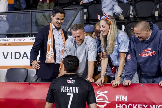AMSTELVEEN - Prime Minister Rob Jetten greets his fiancÃ e Nicolas Keenan of Argentina after the group stage match at the Hockey World Cup between Argentina and the Netherlands at the Wagener Stadium. BAS CZERWINSKI ANP xVIxANPxSportx xxANPxIVx 565764211 originalFilename: 565764211.jpg