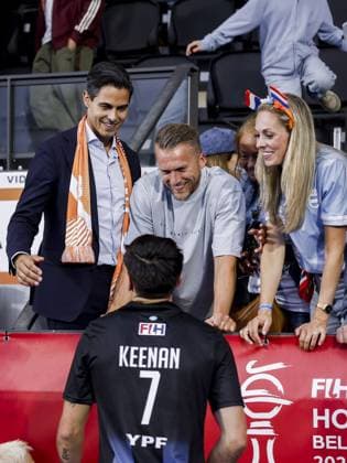 AMSTELVEEN - Prime Minister Rob Jetten greets his fiancÃ e Nicolas Keenan of Argentina after the group stage match at the Hockey World Cup between Argentina and the Netherlands at the Wagener Stadium. BAS CZERWINSKI ANP xVIxANPxSportx xxANPxIVx 565764215 originalFilename: 565764215.jpg