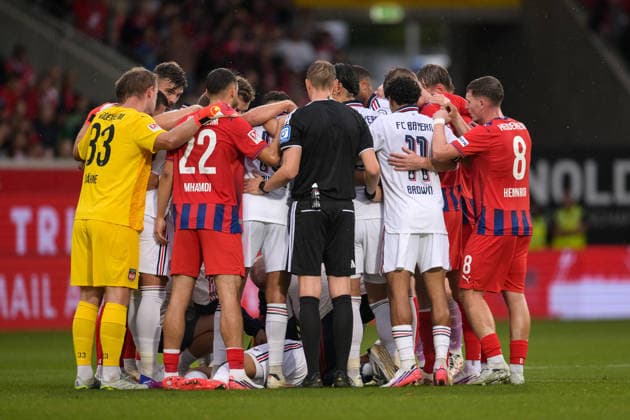 Fußball, Testspiel, 20260818, 1. FC Heidenheim - FC Bayern München. Im Bild Schiedsrichter und Mitspieler versammeln sich um angeschlagenen Jamal MUSIALA (Bayern, 10). Heidenheim Voith-Arena Baden-Württemberg Deutschland *** Soccer, Friendly Match, 20260818, 1 FC Heidenheim vs. FC Bayern Munich. Pictured: The referee and players gather around the injured Jamal MUSIALA. Bayern, 10 Heidenheim Voith Arena, Baden-Württemberg, Germany Copyright: Passion2Press MarkusxFischerx