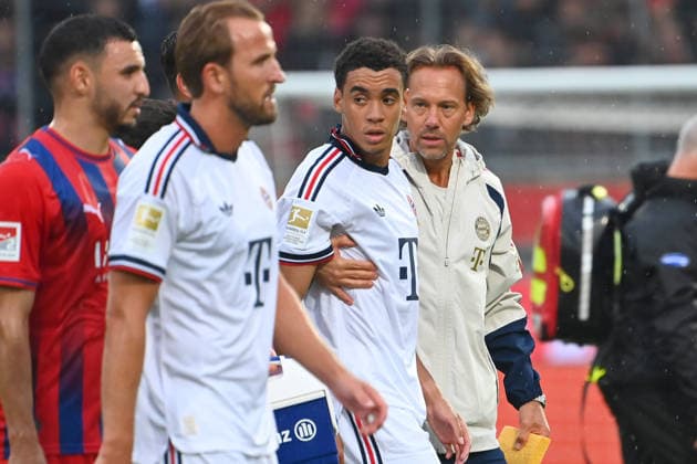 Jamal MUSIALA (Bayern Muenchen) bricht erneut zusammen,Ohnmacht, wird von Dr.Peter UEBLACKER (Mannschaftsarzt FCB) vom Platz gefuehrt, li:Harry KANE (Bayern Muenchen). Fussball Testpiel 1.FC Heidenheim - FC Bayern Muenchen 2-5 am 18.08.2025 , VOITH ARENA. *** Jamal MUSIALA of Bayern Munich collapses again,faints, is led off the field by Dr. Peter UEBLACKER, FCB team doctor; featuring Harry KANE, Bayern Munich soccer friendly match: FC Heidenheim 1, FC Bayern Munich 2-5 on August 18, 2025, at VOITH ARENA