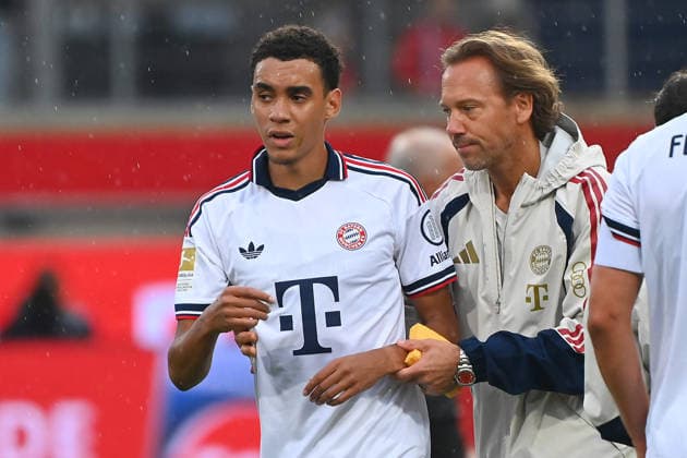 Jamal MUSIALA (Bayern Muenchen) bricht erneut zusammen,Ohnmacht, wird von Dr.Peter UEBLACKER (Mannschaftsarzt FCB) vom Platz gefuehrt, Fussball Testpiel 1.FC Heidenheim - FC Bayern Muenchen 2-5 am 18.08.2025 , VOITH ARENA. *** Jamal MUSIALA of Bayern Munich collapses again; he faints and is led off the field by Dr. Peter UEBLACKER, the FCB team doctor, during a soccer exhibition match between 1. FC Heidenheim and FC Bayern Munich (2–5) on August 18, 2025, VOITH ARENA