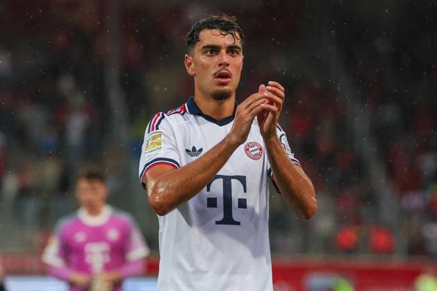 Alexandar Pavlovic 45 (FC Bayern Muenchen) dankt den Fans fuer die Unterstuetzung Support nach Spielende, 1. FC Heidenheim 1846 vs. FC Bayern Muenchen, Fussball, Maenner, Bundesliga, Freundschaftsspiel, Friendly Match, Saison 2026 2027, 18.08.2026 DFB regulations prohibit any use of photographs as image sequences and or quasi-video Heidenheim Baden-Wuerttemberg Deutschland *** Alexandar Pavlovic, 45, of FC Bayern Munich thanks the fans for their support after the game; 1 FC Heidenheim 1846 vs. FC Bayern Munich; Soccer; Men; Bundesliga; Friendly Match; 2026–2027 Season, August 18, 2026. DFB regulations prohibit any use of photographs as image sequences and or quasi-video. Heidenheim, Baden-Württemberg, Germany Copyright: xkolbert-press MartinxAgüerax