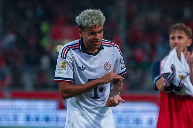 Luis Diaz 14 (FC Bayern Muenchen) und Tim Binder danken den Fans fuer die Unterstuetzung Support nach Spielende, 1. FC Heidenheim 1846 vs. FC Bayern Muenchen, Fussball, Maenner, Bundesliga, Freundschaftsspiel, Friendly Match, Saison 2026 2027, 18.08.2026 DFB regulations prohibit any use of photographs as image sequences and or quasi-video Heidenheim Baden-Wuerttemberg Deutschland *** Luis Diaz 14 of FC Bayern Munich and Tim Binder thank the fans for their support after the game, 1 FC Heidenheim 1846 vs. FC Bayern Munich, soccer, Men, Bundesliga, Friendly Match, 2026–2027 Season, August 18, 2026. DFB regulations prohibit any use of photographs as image sequences and or quasi-video. Heidenheim, Baden-Württemberg, Germany Copyright: xkolbert-press MartinxAgüerax