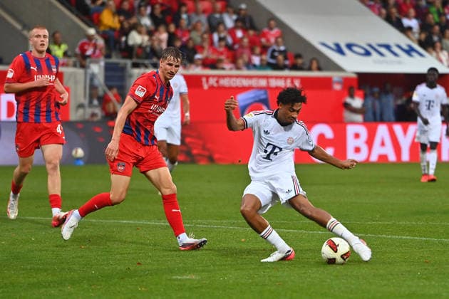 Tor Nathaniel BROWN (Bayern Muenchen) zum 5-2,Aktion,Torschuss,Strafraumszene. Fussball Testpiel 1.FC Heidenheim - FC Bayern Muenchen 2-5 am 18.08.2025 , VOITH ARENA. *** Goal by Nathaniel BROWN, Bayern Munich, making it 5–2; play, shot on goal, penalty area action; soccer friendly match: 1. FC Heidenheim vs. FC Bayern Munich, 2–5, on August 18, 2025, at VOITH ARENA