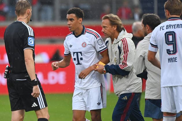 Jamal MUSIALA (Bayern Muenchen) bricht erneut zusammen,Ohnmacht, wird von Dr.Peter UEBLACKER (Mannschaftsarzt FCB) vom Platz gefuehrt, Fussball Testpiel 1.FC Heidenheim - FC Bayern Muenchen 2-5 am 18.08.2025 , VOITH ARENA. *** Jamal MUSIALA of Bayern Munich collapses again; he faints and is led off the field by Dr. Peter UEBLACKER, the FCB team doctor, during a soccer exhibition match between 1. FC Heidenheim and FC Bayern Munich (2–5) on August 18, 2025, VOITH ARENA