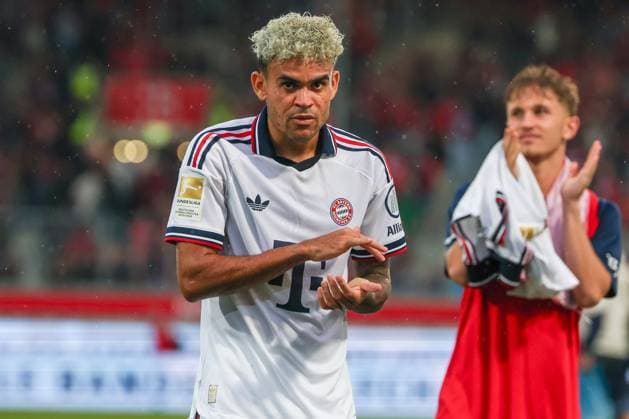Luis Diaz 14 (FC Bayern Muenchen) und Tim Binder danken den Fans fuer die Unterstuetzung Support nach Spielende, 1. FC Heidenheim 1846 vs. FC Bayern Muenchen, Fussball, Maenner, Bundesliga, Freundschaftsspiel, Friendly Match, Saison 2026 2027, 18.08.2026 DFB regulations prohibit any use of photographs as image sequences and or quasi-video Heidenheim Baden-Wuerttemberg Deutschland *** Luis Diaz (14, FC Bayern Munich) and Tim Binder thank the fans for their support after the game, 1 FC Heidenheim 1846 vs. FC Bayern Munich, soccer, Men, Bundesliga, Friendly Match, 2026–2027 season, August 18, 2026. DFB regulations prohibit any use of photographs as image sequences and or quasi-video. Heidenheim, Baden-Württemberg, Germany Copyright: xkolbert-press MartinxAgüerax