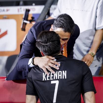 AMSTELVEEN - Prime Minister Rob Jetten greets his fiancÃ e Nicolas Keenan of Argentina after the group stage match at the Hockey World Cup between Argentina and the Netherlands at the Wagener Stadium. BAS CZERWINSKI ANP xVIxANPxSportx xxANPxIVx 565764219 originalFilename: 565764219.jpg