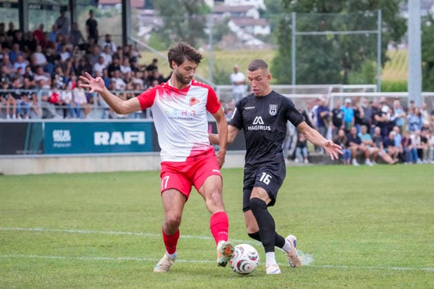 Zweikampf zwischen Jan Bueg (TSV Berg, 17) und Simun Birkic (SSV Ulm 1846 Fussball, 16), GER, TSV Berg vs. SSV Ulm 1846 Fussball, Fussball, WFV Pokal, 3. Runde, Spielzeit 2026 2027, 18.08.26 GER, TSV Berg vs. SSV Ulm 1846 Fussball, Fussball, WFV Pokal, 3. Runde, Spielzeit 2026 2027, 18.08.26 Berg *** Head-to-head between Jan Bueg of TSV Berg, 17, and Simun Birkic of SSV Ulm 1846 Soccer, 16, GER, TSV Berg vs. SSV Ulm 1846 Soccer, Soccer, WFV Cup, Round 3, 2026–2027 season, August 18, 2026, GER, TSV Berg vs. SSV Ulm 1846 Soccer, Soccer, WFV Cup, Round 3, 2026–2027 season, August 18, 2026, Berg Copyright: xEibner-Pressefoto MaximilianxRistx EP_MRT