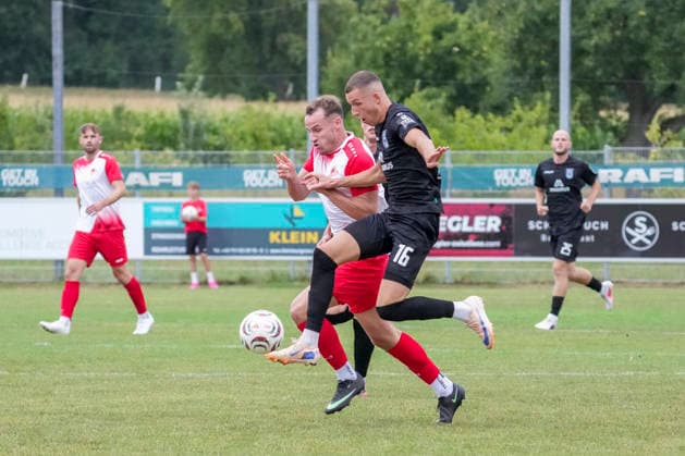 Simun Birkic (SSV Ulm 1846 Fussball, 16) gegen Lennard von Rueden (TSV Berg, 25), GER, TSV Berg vs. SSV Ulm 1846 Fussball, Fussball, WFV Pokal, 3. Runde, Spielzeit 2026 2027, 18.08.26 GER, TSV Berg vs. SSV Ulm 1846 Fussball, Fussball, WFV Pokal, 3. Runde, Spielzeit 2026 2027, 18.08.26 Berg *** Simun Birkic, SSV Ulm 1846 Soccer, 16, vs. Lennard von Rueden, TSV Berg, 25, GER, TSV Berg vs. SSV Ulm 1846 Soccer, Soccer, WFV Cup, Round 3, 2026–2027 Season, August 18, 2026, GER, TSV Berg vs. SSV Ulm 1846 Soccer, Soccer, WFV Cup, Round 3, 2026–2027 season, August 18, 2026, Berg Copyright: xEibner-Pressefoto MaximilianxRistx EP_MRT