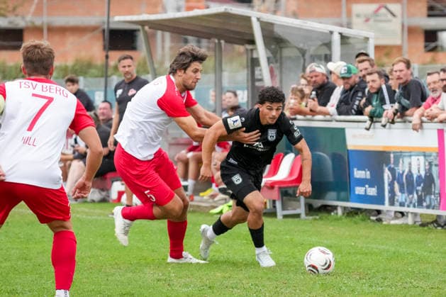 Zweikampf zwischen Moritz Jeggle (TSV Berg, 5) und Alexandre Nogueira Azevedo (SSV Ulm 1846 Fussball, 3), GER, TSV Berg vs. SSV Ulm 1846 Fussball, Fussball, WFV Pokal, 3. Runde, Spielzeit 2026 2027, 18.08.26 GER, TSV Berg vs. SSV Ulm 1846 Fussball, Fussball, WFV Pokal, 3. Runde, Spielzeit 2026 2027, 18.08.26 Berg *** Head-to-head between Moritz Jeggle (TSV Berg, 5) and Alexandre Nogueira Azevedo (SSV Ulm 1846 Soccer, 3), GER, TSV Berg vs. SSV Ulm 1846 Soccer, Soccer, WFV Cup, Round 3, 2026–2027 season, August 18, 2026, GER, TSV Berg vs. SSV Ulm 1846 Soccer, Soccer, WFV Cup, Round 3, 2026–2027 season, August 18, 2026, Berg Copyright: xEibner-Pressefoto MaximilianxRistx EP_MRT