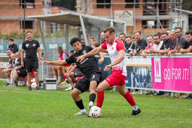 Zweikampf zwischen Alexandre Nogueira Azevedo (SSV Ulm 1846 Fussball, 3) und Lennard von Rueden (TSV Berg, 25), GER, TSV Berg vs. SSV Ulm 1846 Fussball, Fussball, WFV Pokal, 3. Runde, Spielzeit 2026 2027, 18.08.26 GER, TSV Berg vs. SSV Ulm 1846 Fussball, Fussball, WFV Pokal, 3. Runde, Spielzeit 2026 2027, 18.08.26 Berg *** Head-to-head matchup between Alexandre Nogueira Azevedo (SSV Ulm 1846 Soccer, 3) and Lennard von Rueden (TSV Berg, 25), GER, TSV Berg vs. SSV Ulm 1846 Soccer, Soccer, WFV Cup, Round 3, 2026–2027 Season, August 18, 26, GER, TSV Berg vs. SSV Ulm 1846 Soccer, Soccer, WFV Cup, Round 3, 2026–2027 season, August 18, 26, Berg Copyright: xEibner-Pressefoto MaximilianxRistx EP_MRT