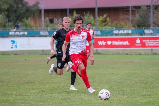 Tim Lauenroth (TSV Berg, 28) gegen Per Lockl (SSV Ulm 1846 Fussball, 8), GER, TSV Berg vs. SSV Ulm 1846 Fussball, Fussball, WFV Pokal, 3. Runde, Spielzeit 2026 2027, 18.08.26 GER, TSV Berg vs. SSV Ulm 1846 Fussball, Fussball, WFV Pokal, 3. Runde, Spielzeit 2026 2027, 18.08.26 Berg *** Tim Lauenroth (TSV Berg), 28, vs. Per Lockl (SSV Ulm 1846), 8, GER, TSV Berg vs. SSV Ulm 1846 Soccer, Soccer, WFV Cup, Round 3, 2026–2027 season, August 18, 2026, GER, TSV Berg vs. SSV Ulm 1846 Soccer, Soccer, WFV Cup, Round 3, 2026–2027 season, August 18, 2026, Berg Copyright: xEibner-Pressefoto MaximilianxRistx EP_MRT