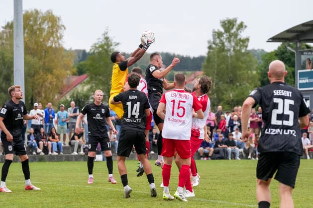 Andre Port (TSV Berg, 1) Retter nach Eckball gegen Simun Birkic (SSV Ulm 1846 Fussball, 16), GER, TSV Berg vs. SSV Ulm 1846 Fussball, Fussball, WFV Pokal, 3. Runde, Spielzeit 2026 2027, 18.08.26 GER, TSV Berg vs. SSV Ulm 1846 Fussball, Fussball, WFV Pokal, 3. Runde, Spielzeit 2026 2027, 18.08.26 Berg *** Andre Port (TSV Berg), 1 save off a corner kick against Simun Birkic (SSV Ulm 1846), Soccer, 16, GER, TSV Berg vs. SSV Ulm 1846 Soccer, Soccer, WFV Cup, Round 3, 2026–2027 season, August 18, 2026, GER, TSV Berg vs. SSV Ulm 1846 Soccer, Soccer, WFV Cup, Round 3, 2026–2027 season, August 18, 2026, Berg Copyright: xEibner-Pressefoto MaximilianxRistx EP_MRT