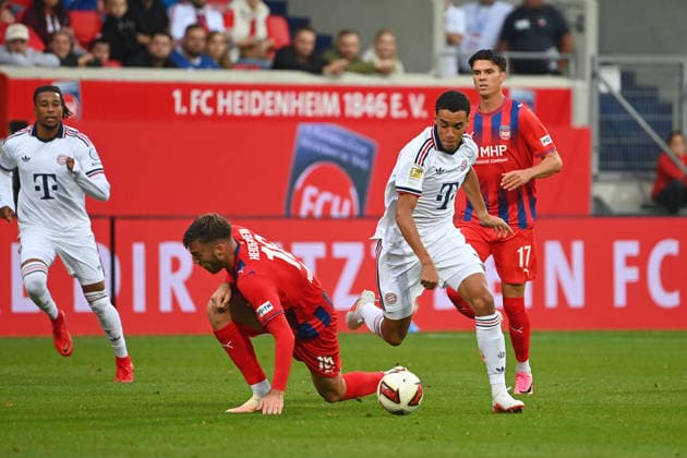 Jamal MUSIALA (Bayern Muenchen), Aktion,Zweikampf gegen Julian NIEHUES (Heidenheim). Fussball Testpiel 1.FC Heidenheim - FC Bayern Muenchen 2-5 am 18.08.2025 , VOITH ARENA. *** Jamal MUSIALA, Bayern Munich; Action; Tackle against Julian NIEHUES; Heidenheim Soccer Friendly Match: 1 FC Heidenheim vs. FC Bayern Munich 2–5 on August 18, 2025; VOITH ARENA