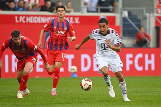 Jamal MUSIALA (Bayern Muenchen), Aktion,Zweikampf gegen Julian NIEHUES (Heidenheim). Fussball Testpiel 1.FC Heidenheim - FC Bayern Muenchen 2-5 am 18.08.2025 , VOITH ARENA. *** Jamal MUSIALA, Bayern Munich; Action; Tackle against Julian NIEHUES; Heidenheim Soccer Friendly Match: 1 FC Heidenheim vs. FC Bayern Munich 2–5 on August 18, 2025; VOITH ARENA