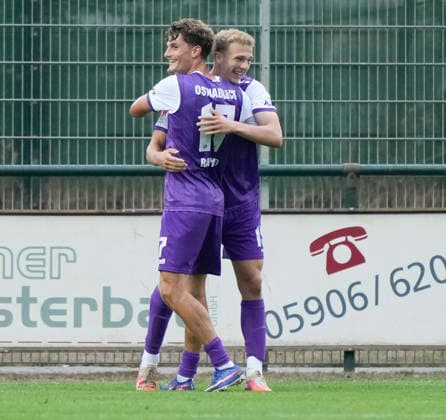 18.08.2026, Getränke Hoffmann Stadion, Spelle, GER, 2. Liga und Oberliga: Testspiel SC Spelle-Venhaus vs VfL Osnabrück, Luca Raimund (VfL Osnabrück 17) umarmt 5:5-Torschützen Leon Opitz (VfL Osnabrück 19) DFL REGULATIONS PROHIBIT ANY USE OF PHOTOGRAPHS AS IMAGE SEQUENCES AND OR QUASI-VIDEO. Spelle Niedersachsen Getränke Hoffmann Stadion *** August 18, 2026, Getränke Hoffmann Stadium, Spelle, GER, 2nd Division and Oberliga Friendly Match: SC Spelle Venhaus vs. VfL Osnabrück, Luca Raimund, VfL Osnabrück 17, hugs 5 5; Goal scorers: Leon Opitz, VfL Osnabrück 19. DFL regulations prohibit any use of photographs as image sequences and or quasi-video. Spelle, Lower Saxony, Getränke Hoffmann Stadium