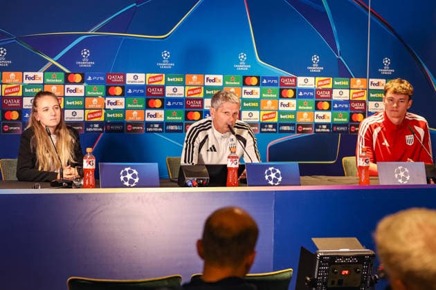 SOCCER - UEFA CL, Celtic vs LASK GLASGOW,SCOTLAND,18.AUG.26 - SOCCER - UEFA Champions League, play-off, Celtic Glasgow vs Linzer ASK, preview, press conference, PK, Pressekonferenz LASK. Image shows Nathalie Melcher, head coach Dietmar Kuehbauer (LASK) and Lukas Jungwirth (LASK).  GEPAxpictures xManuelxBinder