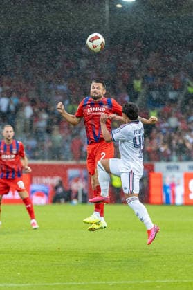 Kopfballduell Marnon Busch (1.FC Heidenheim, 02) Maycon Cardozo (FC Bayern Muenchen, 49), GER, 1. FC Heidenheim vs. FC Bayern Muenchen, Fußball, Testspiel, 2026 2027, 18.08.2026, DFL DFB REGULATIONS PROHIBIT ANY USE OF PHOTOGRAPHS AS IMAGE SEQUENCES AND OR QUASI-VIDEO, GER, 1. FC Heidenheim vs. FC Bayern Muenchen, Fußball, Testspiel, 2026 2027, 18.08.2026 Heidenheim *** Heading duel: Marnon Busch (1. FC Heidenheim), 02 Maycon Cardozo (FC Bayern Munich), 49, GER, 1. FC Heidenheim vs. FC Bayern Munich, Soccer, Friendly, 2026–2027, August 18, 2026, DFL and DFB regulations prohibit any use of photographs as image sequences and or quasi-video, GER, 1 FC Heidenheim vs. FC Bayern Munich, Soccer, Friendly Match, 2026–2027, August 18, 2026, Heidenheim Copyright: xEibner-Pressefoto JanixPlessx EP_JPL