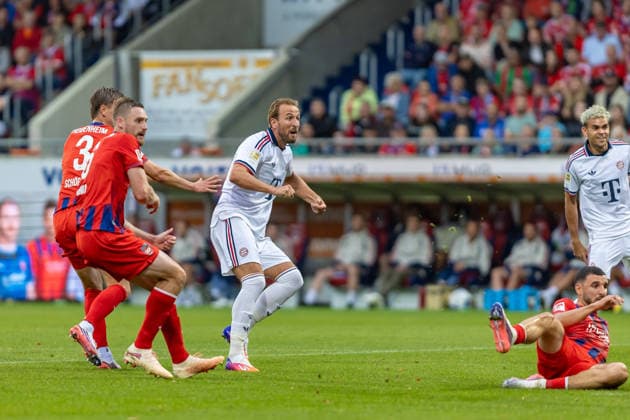 Harry Kane (FC Bayern Muenchen, 09) blickt Ball hinterher nach Schuss Jan Schoeppner (1.FC Heidenheim, 03) Patrick Mainka (1.FC Heidenheim, 06) Oualid Mhamdi (1.FC Heidenheim, 22) Luis Diaz (FC Bayern Muenchen, 14) ebenfalls, GER, 1. FC Heidenheim vs. FC Bayern Muenchen, Fußball, Testspiel, 2026 2027, 18.08.2026, DFL DFB REGULATIONS PROHIBIT ANY USE OF PHOTOGRAPHS AS IMAGE SEQUENCES AND OR QUASI-VIDEO, GER, 1. FC Heidenheim vs. FC Bayern Muenchen, Fußball, Testspiel, 2026 2027, 18.08.2026 Heidenheim *** Harry Kane, FC Bayern Munich, 09, watches the ball after a shot; Jan Schoeppner, 1, FC Heidenheim, 03; Patrick Mainka, 1, FC Heidenheim, 06 Oualid Mhamdi, 1 FC Heidenheim, 22 Luis Diaz, FC Bayern Munich, 14 likewise, GER, 1 FC Heidenheim vs. FC Bayern Munich, Soccer, Friendly Match, 2026–2027, August 18, 2026, DFL and DFB regulations prohibit any use of photographs as image sequences and or quasi-video, GER, 1 FC Heidenheim vs. FC Bayern Munich, soccer, friendly match, 2026–2027, August 18, 2026, Heidenheim Copyright: xEibner-Pressefoto JanixPlessx EP_JPL
