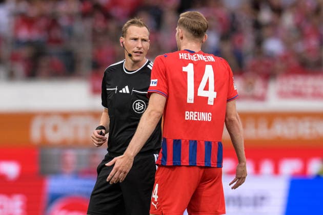 Fußball, Testspiel, 20260818, 1. FC Heidenheim - FC Bayern München. Im Bild v.l. Schiedsrichter Martin PETERSEN, Maximilian BREUNIG (Heidenheim, 14). Heidenheim Voith-Arena Baden-Württemberg Deutschland *** Soccer, Friendly Match, 20260818, 1. FC Heidenheim vs. FC Bayern Munich. Pictured, from left: Referee Martin PETERSEN, Maximilian BREUNIG. Heidenheim, 14. Heidenheim Voith Arena, Baden-Württemberg, Germany Copyright: Passion2Press MarkusxFischerx