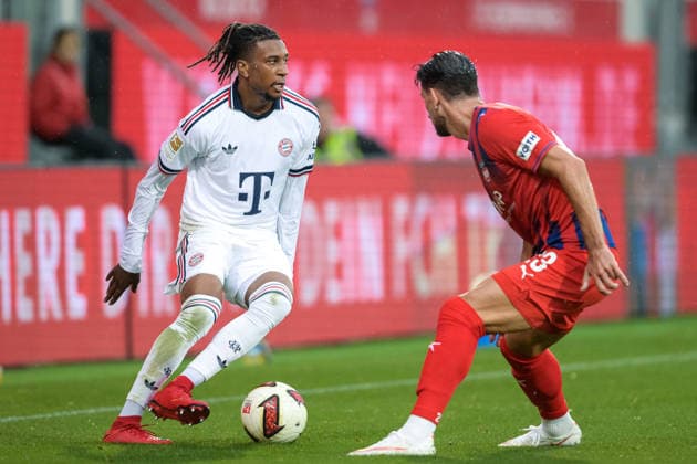 Fußball, Testspiel, 20260818, 1. FC Heidenheim - FC Bayern München. Im Bild v.l. Michael OLISE (Bayern, 17), Leart PAÃ‡ARADA (Heidenheim, 23). Heidenheim Voith-Arena Baden-Württemberg Deutschland *** Soccer, Friendly Match, 20260818, 1. FC Heidenheim vs. FC Bayern Munich. Pictured, from left: Michael OLISE (Bayern), 17; Leart PAÇARADA (Heidenheim), 23. Heidenheim Voith Arena, Baden-Württemberg, Germany Copyright: Passion2Press MarkusxFischerx