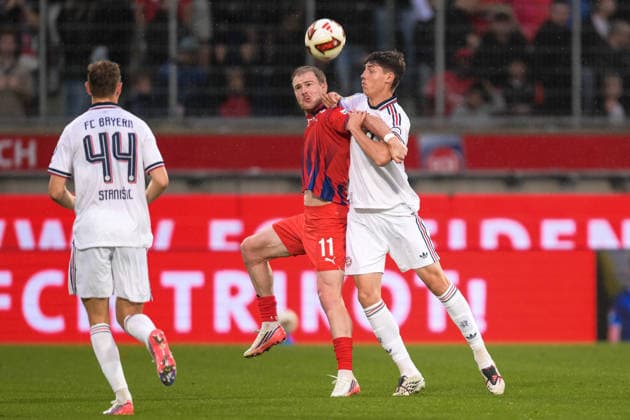 Fußball, Testspiel, 20260818, 1. FC Heidenheim - FC Bayern München. Im Bild v.l. Budu ZIVZIVADZE (Heidenheim, 11), Filip PAVIC (Bayern, 43). Heidenheim Voith-Arena Baden-Württemberg Deutschland *** Soccer, Friendly Match, 20260818, 1 FC Heidenheim vs. FC Bayern Munich. Pictured, from left: Budu ZIVZIVADZE (Heidenheim, 11), Filip PAVIC (Bayern, 43). Heidenheim Voith Arena, Baden-Württemberg, Germany Copyright: Passion2Press MarkusxFischerx