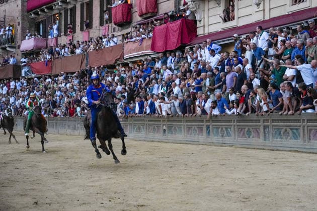 August 18, 2026, Siena, Toscana, italia: The Nicchio Contrada wins the Palio with the horse Teodoro and jockey Giovanni Atzeni, known as Tittia, during the Siena Palio held on August 18, 2026, in Siena s Piazza del Campo. Palio Of Siena Of August 18, 2026  - ZUMAs236 20260818_aap_s236_010 Copyright: xFabioxSassox