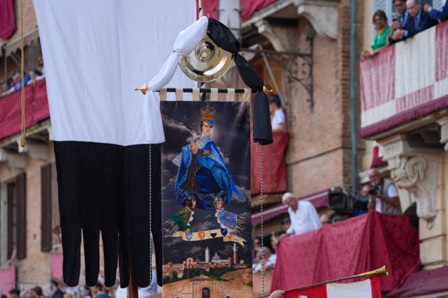 August 18, 2026, Siena, Toscana, italia: The Nicchio Contrada wins the Palio with the horse Teodoro and jockey Giovanni Atzeni, known as Tittia, during the Siena Palio held on August 18, 2026, in Siena s Piazza del Campo. Palio Of Siena Of August 18, 2026  - ZUMAs236 20260818_aap_s236_011 Copyright: xFabioxSassox