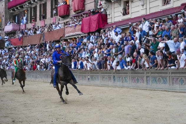 August 18, 2026, Siena, Toscana, italia: The Nicchio Contrada wins the Palio with the horse Teodoro and jockey Giovanni Atzeni, known as Tittia, during the Siena Palio held on August 18, 2026, in Siena s Piazza del Campo. Palio Of Siena Of August 18, 2026  - ZUMAs236 20260818_aap_s236_013 Copyright: xFabioxSassox