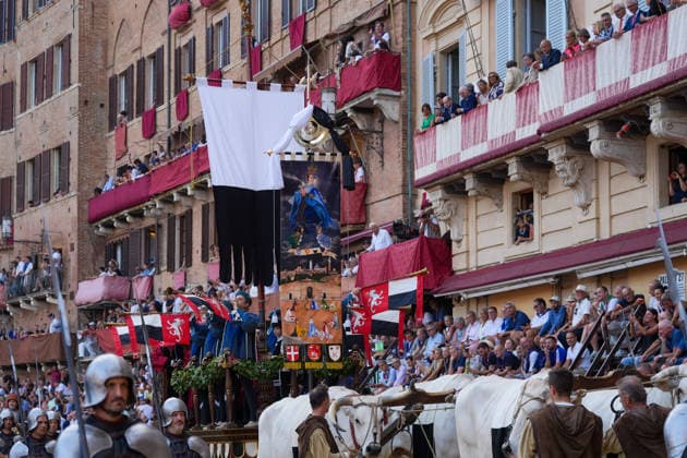August 18, 2026, Siena, Toscana, italia: The Nicchio Contrada wins the Palio with the horse Teodoro and jockey Giovanni Atzeni, known as Tittia, during the Siena Palio held on August 18, 2026, in Siena s Piazza del Campo. Palio Of Siena Of August 18, 2026  - ZUMAs236 20260818_aap_s236_015 Copyright: xFabioxSassox