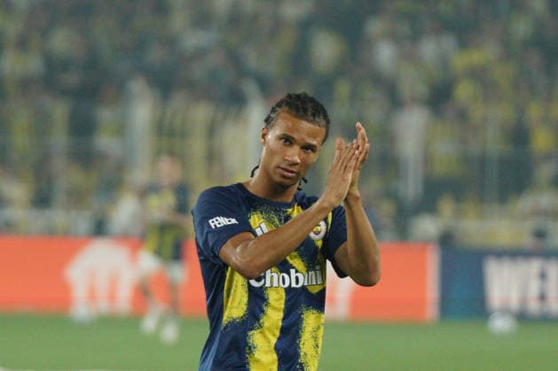 August 18, 2026, Kadikoy, Istanbul, Turkey: Nathan Ake (C) of Fenerbahce greets the fans before the UEFA Champions League play-off round match between Fenerbahce and Olympique Lyonnais at the Chobani Stadium, Fenerbahce Sukru Saracoglu Sports Complex in Istanbul, Turkey, on August 18, 2026. UEFA Champions League Play-Offs: Fenerbahce Vs Olympique Lyonnais  - ZUMAu194 20260818_zip_u194_006 Copyright: xTolgaxUluturkx