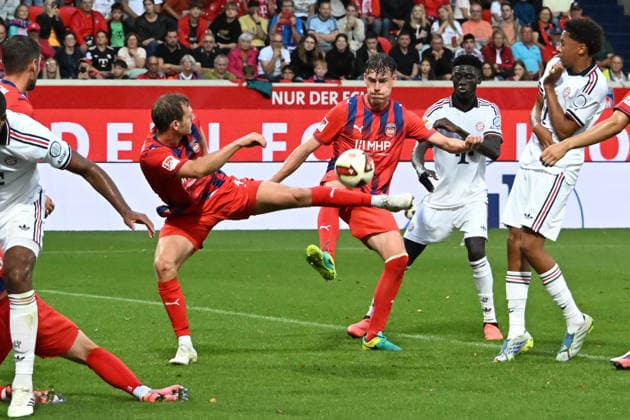 18.08.2026, xsltx, Fussball Testspiel, 1.FC Heidenheim - FC Bayern München v.l. Höchste Not im Heidenheim Strafraum (DFL DFB REGULATIONS PROHIBIT ANY USE OF PHOTOGRAPHS as IMAGE SEQUENCES and or QUASI-VIDEO) *** August 18, 2026, xsltx, soccer exhibition match, 1 FC Heidenheim vs. FC Bayern Munich – Highest danger in the Heidenheim penalty area. DFL and DFB regulations prohibit any use of photographs as image sequences and or quasi-video.