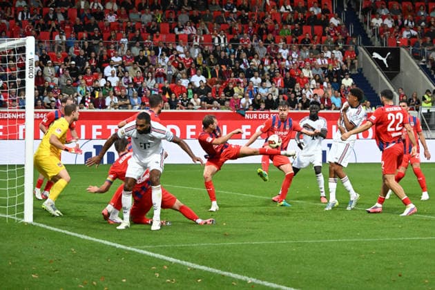 18.08.2026, xsltx, Fussball Testspiel, 1.FC Heidenheim - FC Bayern München v.l. Höchste Not im Heidenheim Strafraum (DFL DFB REGULATIONS PROHIBIT ANY USE OF PHOTOGRAPHS as IMAGE SEQUENCES and or QUASI-VIDEO) *** August 18, 2026, xsltx, soccer exhibition match, 1 FC Heidenheim vs. FC Bayern Munich – Highest danger in the Heidenheim penalty area. DFL and DFB regulations prohibit any use of photographs as image sequences and or quasi-video.