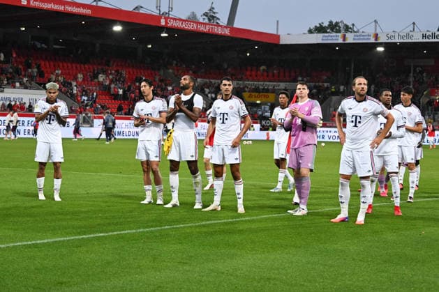 18.08.2026, xsltx, Fussball Testspiel, 1.FC Heidenheim - FC Bayern München v.l. Dank an die Fans vom FCB-Team (DFL DFB REGULATIONS PROHIBIT ANY USE OF PHOTOGRAPHS as IMAGE SEQUENCES and or QUASI-VIDEO) *** August 18, 2026, xsltx, soccer exhibition match, 1. FC Heidenheim vs. FC Bayern Munich. Thanks to the FCB fans. DFL DFB REGULATIONS PROHIBIT ANY USE OF PHOTOGRAPHS AS IMAGE SEQUENCES AND OR QUASI-VIDEO