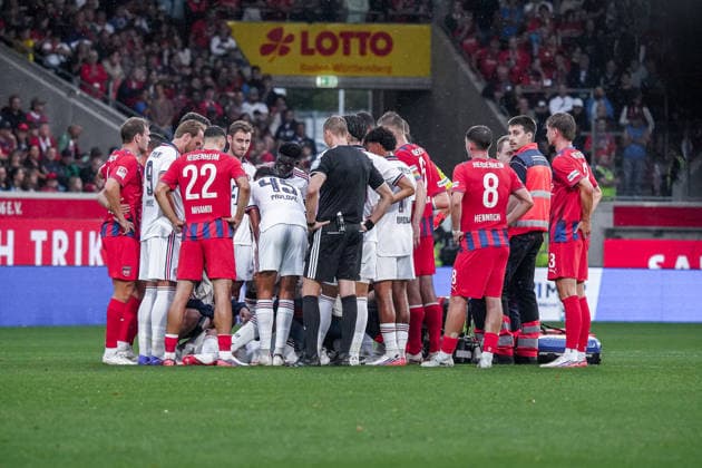 Deutschland: Fussball Saison 2026 2027 , Testspiel Freundschaftsspiel , 1. FC Heidenheim vs. FC Bayern München - Voith-Arena (Heidenheim) : Jamal Musiala (FC Bayern München, 10) verletzt am Boden, Verletzung, umgekippt Heidenheim Voith-Arena Deutschland Germany *** Germany Soccer Season 2026–2027, Exhibition Match, 1. FC Heidenheim vs. FC Bayern Munich, Voith Arena, Heidenheim, Jamal Musiala (FC Bayern Munich), No. 10 injured on the ground, injury, collapsed, Heidenheim, Voith Arena, Germany Copyright: xBennetxLongx