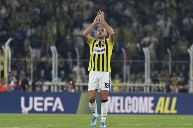 Fenerbahce v Olympique Lyonnais - UEFA Champions League ISTANBUL, TURKIYE - AUGUST 18: Vedat Muriqi of Fenerbahce greets the fans during the UEFA Champions League play-off round first-leg match between Fenerbahce and Olympique Lyonnais at Chobani Stadium on August 18, 2026, in Istanbul, Turkiye. Arife Karakum Anadolu Istanbul Turkey. Editorial use only. Please get in touch for any other usage.  Copyright: x2026xAnadoluxArifexKarakumx