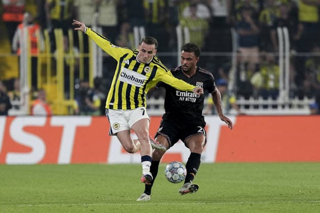 Fenerbahce v Olympique Lyonnais - UEFA Champions League ISTANBUL, TURKIYE - AUGUST 18: Kerem Akturkoglu of Fenerbahce in action against Ruben Kluivert (R) of Olympique Lyonnais during the UEFA Champions League play-off round first-leg match between Fenerbahce and Olympique Lyonnais at Chobani Stadium on August 18, 2026, in Istanbul, Turkiye. Arife Karakum Anadolu Istanbul Turkey. Editorial use only. Please get in touch for any other usage.  Copyright: x2026xAnadoluxArifexKarakumx