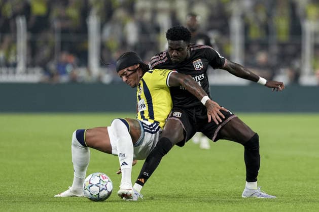 Fenerbahce v Olympique Lyonnais - UEFA Champions League ISTANBUL, TURKIYE - AUGUST 18: Archie Brown (L) of Fenerbahce in action against Ernest Naumah Appiah (R) of Olympique Lyonnais during the UEFA Champions League play-off round first-leg match between Fenerbahce and Olympique Lyonnais at Chobani Stadium on August 18, 2026, in Istanbul, Turkiye. Arife Karakum Anadolu Istanbul Turkey. Editorial use only. Please get in touch for any other usage.  Copyright: x2026xAnadoluxArifexKarakumx