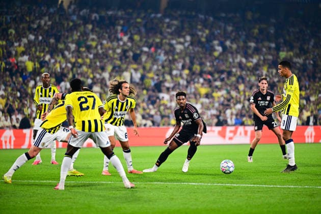Fenerbahce v Olympique Lyonnais - UEFA Champions League ISTANBUL, TURKIYE - AUGUST 18: Mason Greenwood (R) of Fenerbahce in action against Lois Openda (2nd R) of Olympique Lyonnais during the UEFA Champions League play-off round first-leg match between Fenerbahce and Olympique Lyonnais at Chobani Stadium on August 18, 2026, in Istanbul, Turkiye. Cem Tekkesinoglu Anadolu Istanbul Turkey. Editorial use only. Please get in touch for any other usage.  Copyright: x2026xAnadoluxCemxTekkesinoglux