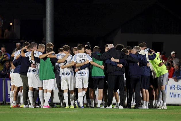 18.08.2026, Herren, Fussball, Saison 2026 2027, Regionalliga Bayern, 5. Spieltag: TSV Aubstadt - TSV 1860 Muenchen Die Mannschaft des TSV 1860 München steht nach dem Auswärtssieg zusammen, Mannschaftskreis Sulzfeld Schulstadion Aubstadt (NGN Arena) Bayern Deutschland *** August 18, 2026, Men s, Soccer, 2026–2027 Season, Bavarian Regional League, Matchday 5: TSV Aubstadt vs. TSV 1860 Munich. The TSV 1860 Munich team poses together after their away victory; team huddle at Sulzfeld School Stadium in Aubstadt, NGN Arena, Bavaria, Germany