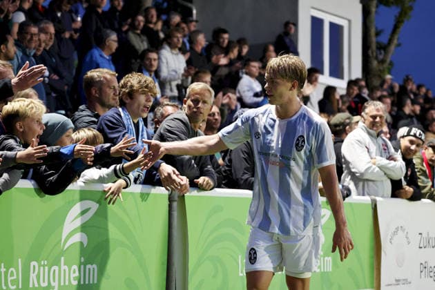 18.08.2026, Herren, Fussball, Saison 2026 2027, Regionalliga Bayern, 5. Spieltag: TSV Aubstadt - TSV 1860 Muenchen Fabio Wagner ( 9, TSV 1860 München) klatscht mit den Fans nach seiner Auswechslung ab Sulzfeld Schulstadion Aubstadt (NGN Arena) Bayern Deutschland *** August 18, 2026, Men s Soccer, 2026–2027 Season, Bavarian Regional League, Matchday 5: TSV Aubstadt vs. TSV 1860 Munich, Fabio Wagner 9, TSV 1860 Munich high-fives the fans after he is substituted Sulzfeld Schulstadion Aubstadt NGN Arena Bavaria, Germany