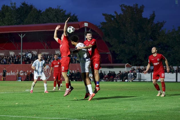 18.08.2026, Herren, Fussball, Saison 2026 2027, Regionalliga Bayern, 5. Spieltag: TSV Aubstadt - TSV 1860 Muenchen Arian Ortivero Calderon ( 12, TSV 1860 München) im Duell mit Jacob Engel ( 13, TSV Aubstadt) und Pascal Moll ( 20, TSV Aubstadt) Sulzfeld Schulstadion Aubstadt (NGN Arena) Bayern Deutschland *** August 18, 2026, Men s Soccer, 2026–2027 Season, Bavarian Regional League, Matchday 5: TSV Aubstadt vs. TSV 1860 Munich; Arian Ortivero Calderon 12, TSV 1860 Munich facing off against Jacob Engel (13), TSV Aubstadt, and Pascal Moll (20), TSV Aubstadt; Sulzfeld School Stadium, Aubstadt; NGN Arena, Bavaria, Germany