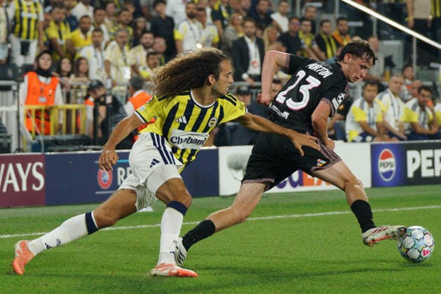 August 18, 2026, Kadikoy, Istanbul, Turkey: Matteo Guendouzi (L) of Fenerbahce in action against Tyler Morton (R) Olympique Lyonnais during the UEFA Champions League play-off round match between Fenerbahce and Olympique Lyonnais at the Chobani Stadium, Fenerbahce Sukru Saracoglu Sports Complex in Istanbul, Turkey, on August 18, 2026. Kadikoy Turkey - ZUMAu194 20260818_zip_u194_023 Copyright: xTolgaxUluturkx