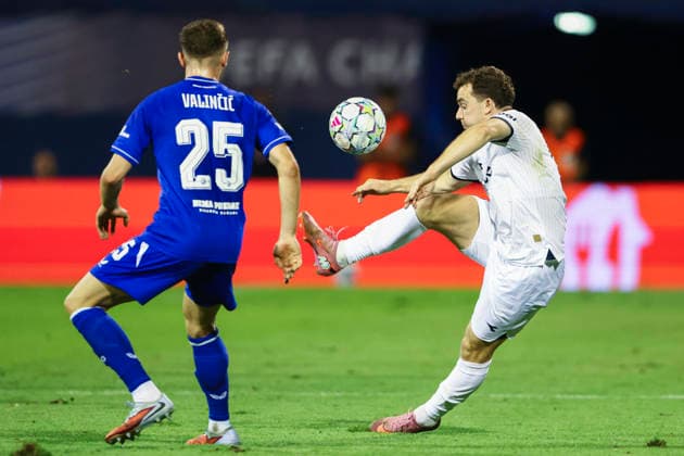 Champions League-kvalifisering, playoff: Dinamo Zagreb-Viking Zagreb 20260818. Vikings Edvin Austbo mot Dinamo Zagrebs Moris Valincic under playoff-kampen i Champions League-kvalifiseringen mellom Dinamo Zagreb og Viking pa Maksimir stadion. Foto: Nikola Krstic NTB Zagreb Kroatia EDITORIAL USE ONLY. RESTRICTED USE FOR BETTING COMPANIES Ref:_SPOQW2T349kuOw.jpg *** Champions League Qualifier, Playoff: Dinamo Zagreb vs. Viking Zagreb 20260818 Viking’s Edvin Austbo faces Dinamo Zagreb’s Moris Valincic during the Champions League qualifying playoff match between Dinamo Zagreb and Viking at Maksimir Stadium. Photo: Nikola Krstic, NTB, Zagreb, Croatia. EDITORIAL USE ONLY RESTRICTED USE FOR BETTING COMPANIES  Copyright: xNikolaxKrsticx xNTBx