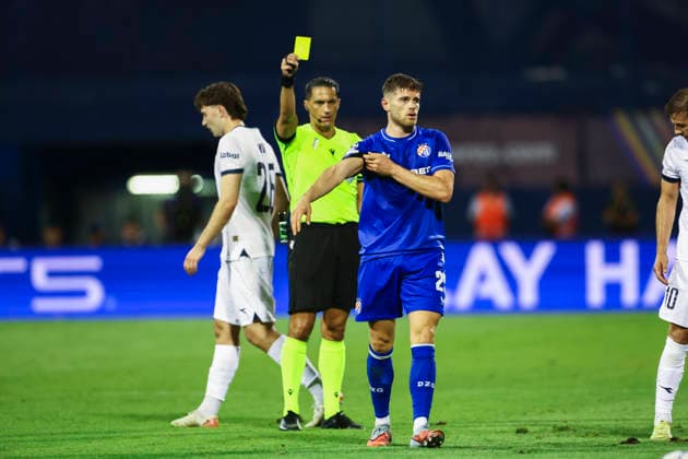 Champions League-kvalifisering, playoff: Dinamo Zagreb-Viking Zagreb 20260818. Dommer Serdar Gozubuyuk gir gult kort til Dinamo Zagrebs Moris Valincic under playoff-kampen i Champions League-kvalifiseringen mellom Dinamo Zagreb og Viking pa Maksimir stadion. Foto: Nikola Krstic NTB Zagreb Kroatia EDITORIAL USE ONLY. RESTRICTED USE FOR BETTING COMPANIES Ref:_SPOXKYnAF5QI8Y.jpg *** Champions League Qualifying, Playoff: Dinamo Zagreb vs. Viking Zagreb, August 18, 2026. Referee Serdar Gozubuyuk shows a yellow card to Dinamo Zagreb’s Moris Valincic during the Champions League qualifying playoff match between Dinamo Zagreb and Viking at Maksimir Stadium. Photo: Nikola Krstic, NTB, Zagreb Croatia EDITORIAL USE ONLY RESTRICTED USE FOR BETTING COMPANIES  Copyright: xNikolaxKrsticx xNTBx