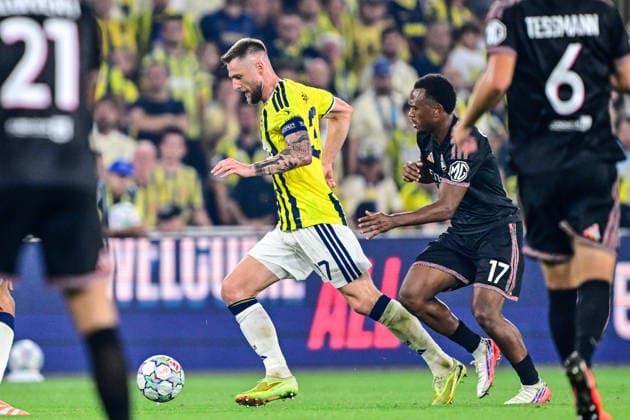 Fenerbahce v Olympique Lyonnais - UEFA Champions League ISTANBUL, TURKIYE - AUGUST 18: Milan Skriniar of Fenerbahce in action against Lois Openda of Olympique Lyonnais during the UEFA Champions League play-off round first-leg match between Fenerbahce and Olympique Lyonnais at Chobani Stadium on August 18, 2026, in Istanbul, Turkiye. Cem Tekkesinoglu Anadolu Istanbul Turkey. Editorial use only. Please get in touch for any other usage.  Copyright: x2026xAnadoluxCemxTekkesinoglux