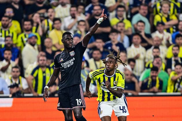 Fenerbahce v Olympique Lyonnais - UEFA Champions League ISTANBUL, TURKIYE - AUGUST 18: Dorgeles Nene (R) of Fenerbahce in action against Moussa Niakhate (L) of Olympique Lyonnais during the UEFA Champions League play-off round first-leg match between Fenerbahce and Olympique Lyonnais at Chobani Stadium on August 18, 2026, in Istanbul, Turkiye. Cem Tekkesinoglu Anadolu Istanbul Turkey. Editorial use only. Please get in touch for any other usage.  Copyright: x2026xAnadoluxCemxTekkesinoglux