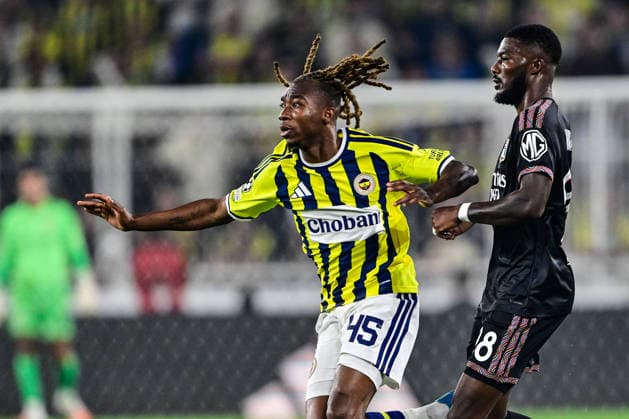 Fenerbahce v Olympique Lyonnais - UEFA Champions League ISTANBUL, TURKIYE - AUGUST 18: Dorgeles Nene (L) of Fenerbahce in action against Ainsley Maitland-Niles (R) of Olympique Lyonnais during the UEFA Champions League play-off round first-leg match between Fenerbahce and Olympique Lyonnais at Chobani Stadium on August 18, 2026, in Istanbul, Turkiye. Cem Tekkesinoglu Anadolu Istanbul Turkey. Editorial use only. Please get in touch for any other usage.  Copyright: x2026xAnadoluxCemxTekkesinoglux